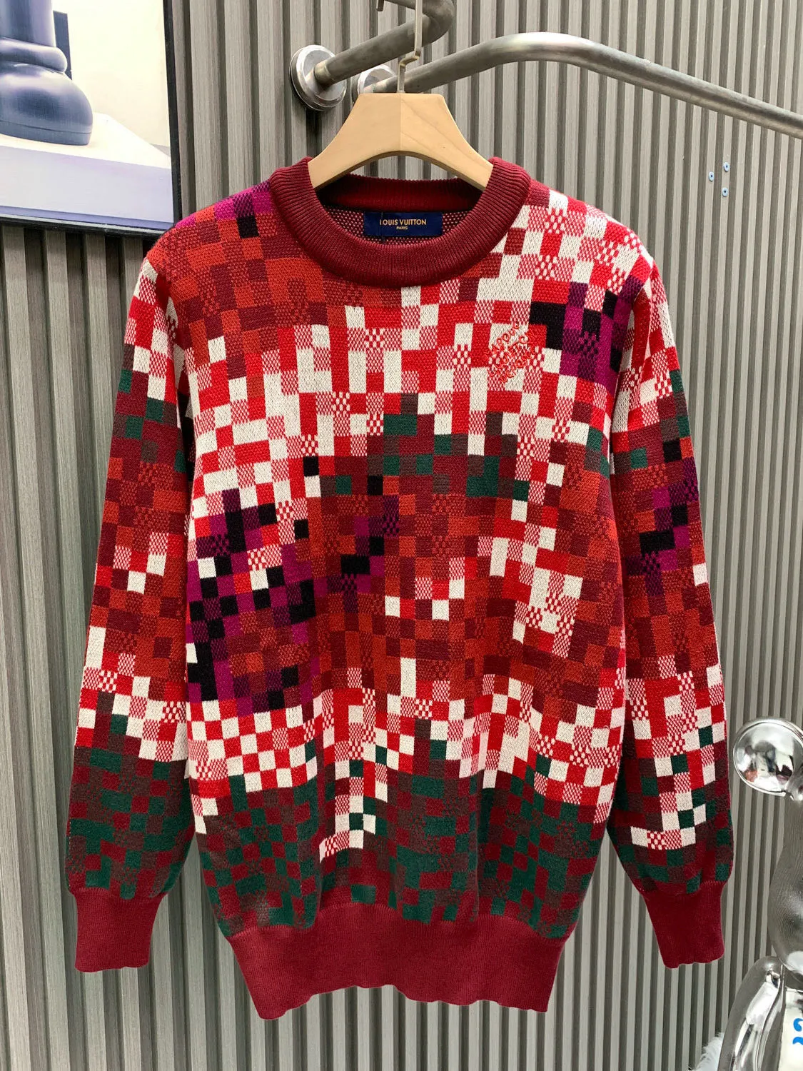 🅿️440 🀄️ Louis Vuitton Louis Vuitton 26* New Year's classic hot style camouflage mosaic knitted sweater. Made of the same original heavyweight pure cotton material. Double-strand threads for 8 colors. Each color needs to be dyed in a separate vat. Weaving requires an imported Stoll 16-needle machine. 8-color jacquard is very time-consuming. It is necessary to ensure that each size is consistent. The embroidery needs to be positioned on the back of the front chest of the ready-made garment. The embroidery is a three-dimensional embroidery with imported foam in the middle pad. After the back is embroidered, the tiles need to be aligned and ironed. The ironed tiles are custom-made brushed metal tiles that must be sized to ensure that they are washed and shaped later. The embroidery uses Behringer embroidery technology to restore consistent details. It is customized and dyed without any color difference. The ingenious craftsmanship is perfectly restored. Three standards are complete. Customized accessories.